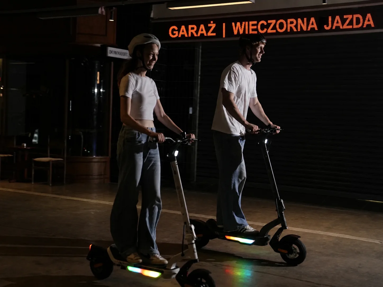 Oświetlenie hulajnogi iSinwheel S-Nova podczas wieczornej jazdy