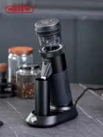 Czarny HiBREW G5A z pojemnikiem na kawę ustawiony na kuchennym blacie