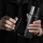 HiBREW G5mini: Młynek i odłączany pojemnik na kawę w dłoniach