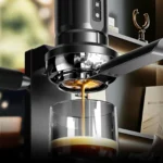 HiBREW H4C Max: Zbliżenie kolby 58 mm podczas ekstrakcji espresso
