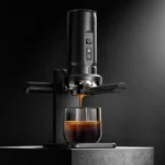 HiBREW H4C Max: Ekspres na metalowej stacji podczas parzenia espresso
