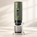 Zielony HiBREW H4C Explorer na stojaku – wizualizacja studyjna